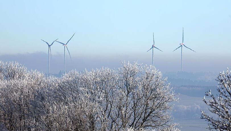 Der Ausbau der Windkraft ist in Bayern noch immer schleppend. Nun hat die Staatsregierung eine Weiche neu gestellt. (Archivbild)