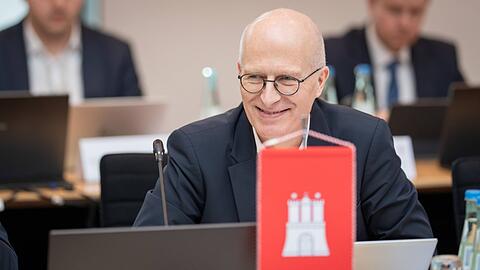 Verteilt Spitzen in Richtung S&uuml;den und grinst sich eines: Hamburgs B&uuml;rgermeister Peter Tschentscher.