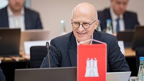 Verteilt Spitzen in Richtung S&uuml;den und grinst sich eines: Hamburgs B&uuml;rgermeister Peter Tschentscher.