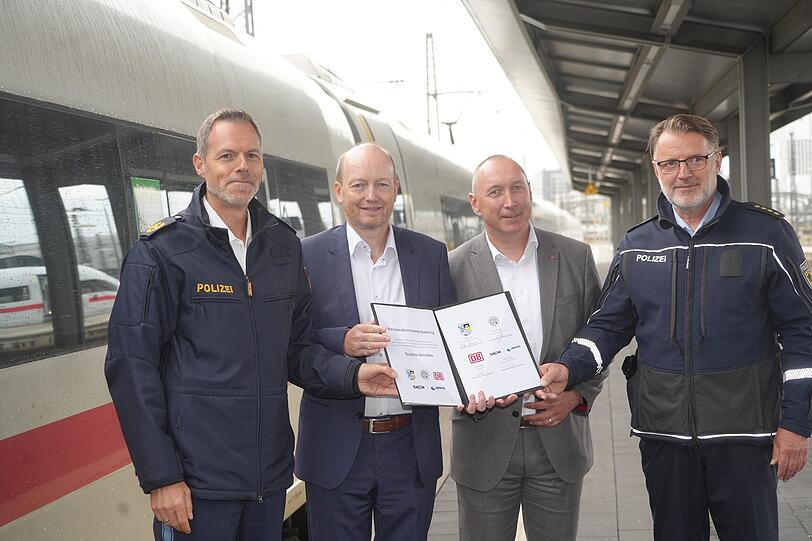 Den Kooperationsvertrag in der Hand: der Münchner Polizeivizepräsident Christian Huber, der Geschäftsführer der Münchner U-Bahnbewachungsgesellschaft Rainer Cohrs, der Leiter der Regionalbereichs Süd bei der DB Sicherheit Torsten Malt sowie Steffen Quaas, der leitende Polizeidirektor der Bundespolizei. Den Kooperationsvertrag in der Hand: der Münchner Polizeivizepräsident Christian Huber, der Geschäftsführer der Münchner U-Bahnbewachungsgesellschaft Rainer Cohrs, der Leiter der Regionalbereichs Süd bei der DB Sicherheit Torsten Malt sowie Steffen Quaas, der leitende Polizeidirektor der Bundespolizei.