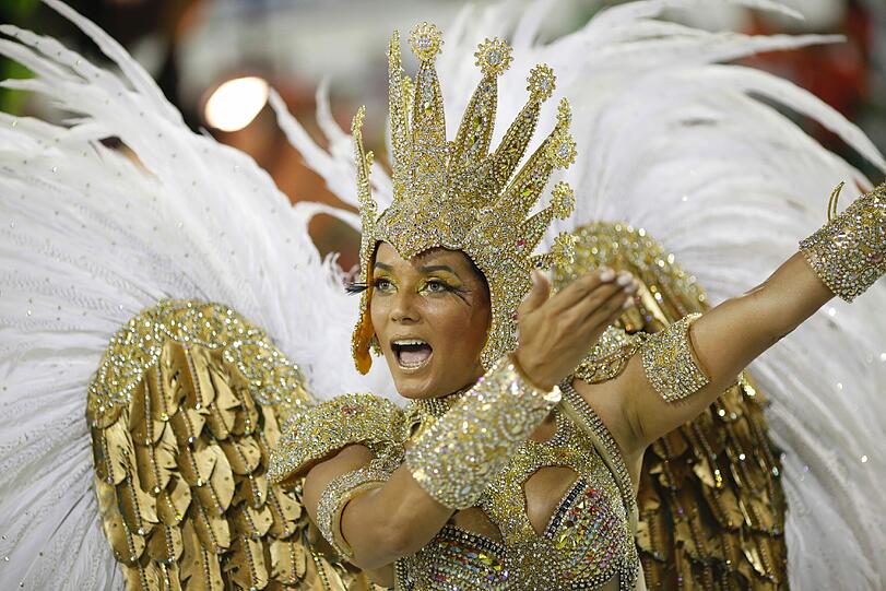 In der Stadt am Zuckerhut ist der "Carnaval 2012" auf seinem Höhepunkt: Zehntausende Tänzer, Tänzerinnen und Trommler zogen in der Nacht zum Dienstag erneut mit riesigen Motivwagen durch Rios Sambódromo an begeisterten Zuschauern vorbei - sehen Sie hier die Bilder...