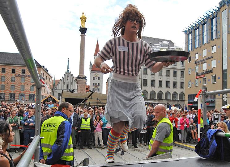Wenn erwachsene Männer in schrillen Outfits um die Wette stöckeln, dann ist das Pumps-Race auf dem CSD - sehen Sie hier die besten Bilder von 2012.