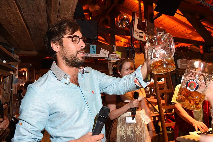 Max Giesinger singt und trinkt im Käfer