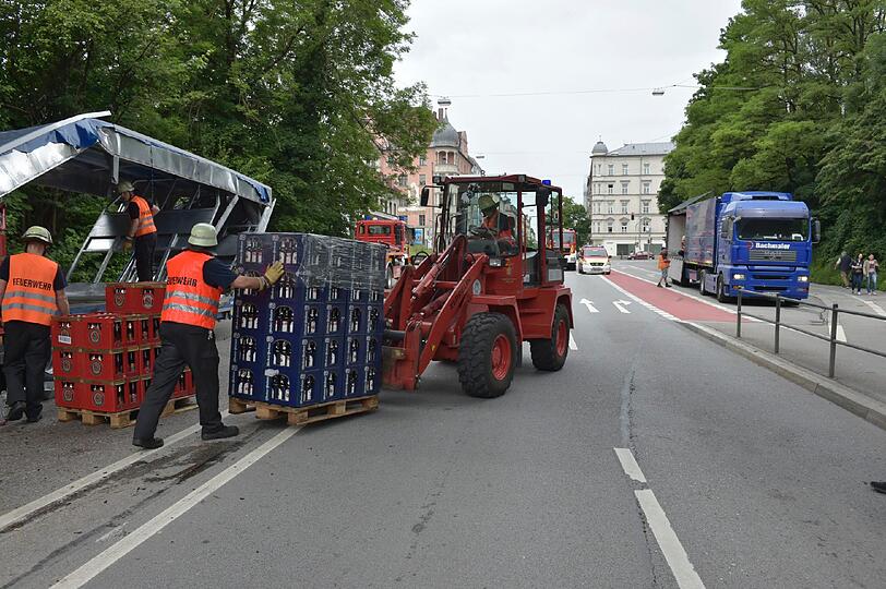 Bei der Durchfahrt der Unterführung wurde der Bierlaster regelercht rasiert.