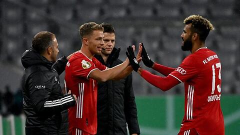 Eric Maxim Choupo-Moting (r) wird von Hansi Flick gegen Jann Fiete Arp ausgewechselt (2.v.l).