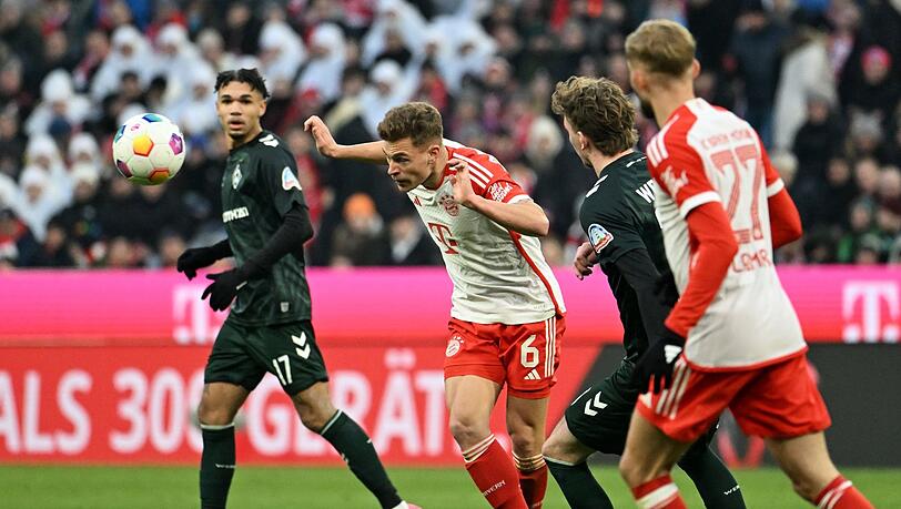 Fußball, Bundesliga, FC Bayern München - Werder Bremen, 18. Spieltag, Allianz Arena. Bayerns Joshua Kimmich (M) beim Kopfball vor Bremens Justin Njinmah.