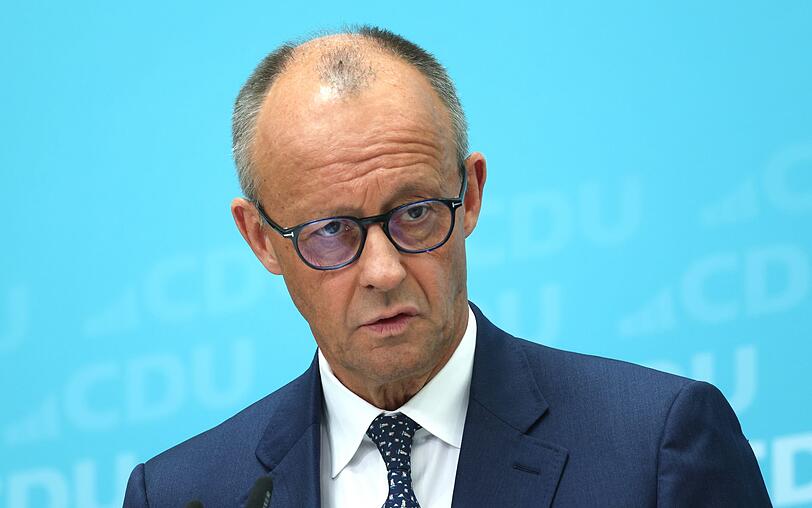 Der als Favorit gehandelte Begriff "Mehrzweckeier" wurde als entsch&auml;rfte Abwandlung einer beleidigenden und verleumderischen &Auml;u&szlig;erung gegen&uuml;ber Kanzler Friedich Merz vom Langenscheidt-Verlag nicht zur Endabstimmung zugelassen. Stattdessen stehen nun "67", "Crashout", "Digga" (mal wieder), "Du bist gut genug", "Gute K&auml;se", "Macker", "Peak", "Ragebait", "Schere" und "S&uuml;per" zur Wahl.