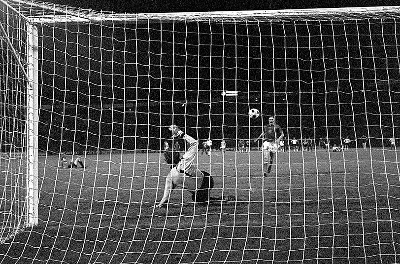 Der Schuss, der ihn zur Legende machte: Im EM-Finale 1976 überlupft Antonín Panenka den deutschen Torhüter Sepp Maier.