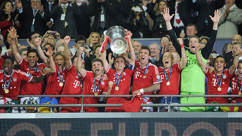 Das ist der Henkelpott: Philipp Lahm reckt den Champions-League-Pokal in den Londoner Nachthimmel.