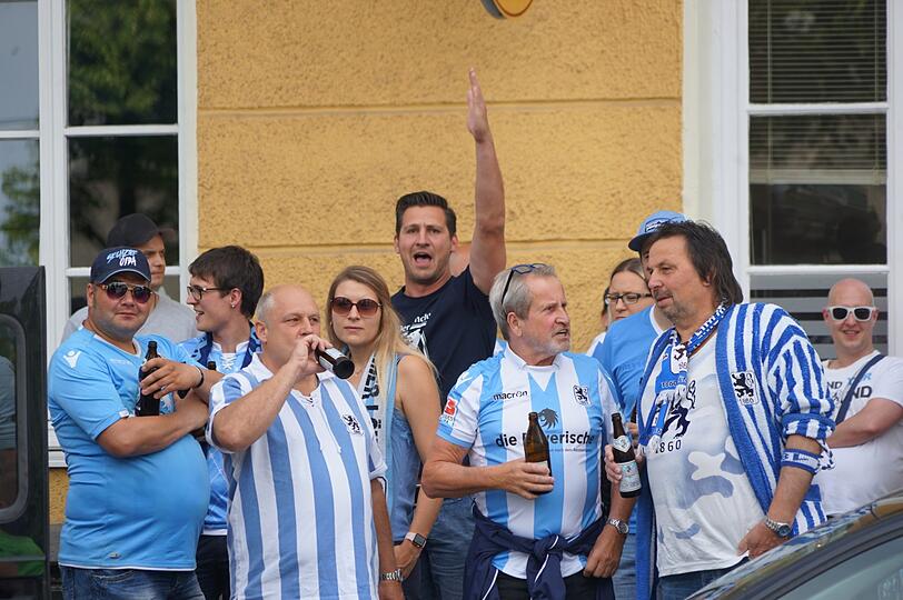 Giesing ist am Sonntag blau - die Fanbilder vor dem Spiel gegen Saarbrücken.