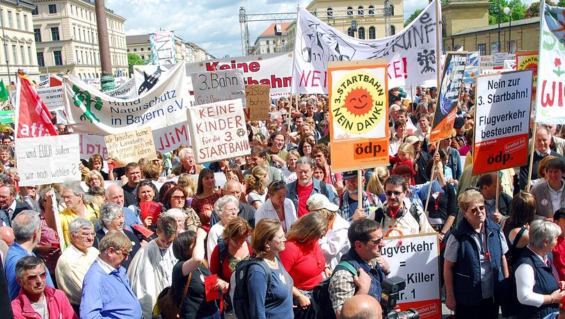 Mai 2007: Protestaktion des Aktionsbündnisses "AufgeMUCkt" gegen die Dritte Startbahn auf dem Odeonsplatz.