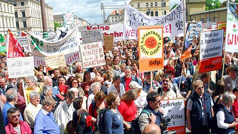Mai 2007: Protestaktion des Aktionsbündnisses "AufgeMUCkt" gegen die Dritte Startbahn auf dem Odeonsplatz.