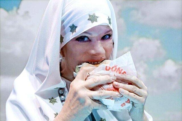 Eine Döner-Madonna hetzt gegen Türken: Lisa Fitz in Thomas Bernhards Polemiks Der deutsche Mittagstisch , die in Nürnberg Premiere hat.