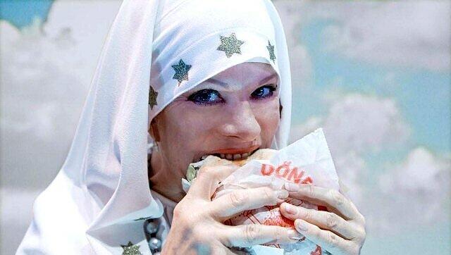 Eine Döner-Madonna hetzt gegen Türken: Lisa Fitz in Thomas Bernhards Polemiks Der deutsche Mittagstisch , die in Nürnberg Premiere hat. Eine Döner-Madonna hetzt gegen Türken: Lisa Fitz in Thomas Bernhards Polemiks Der deutsche Mittagstisch , die in Nürnberg Premiere hat.