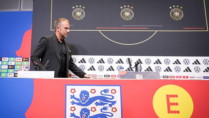 Bundestrainer Hansi Flick kommt zur Abschlusspressekonferenz in London.