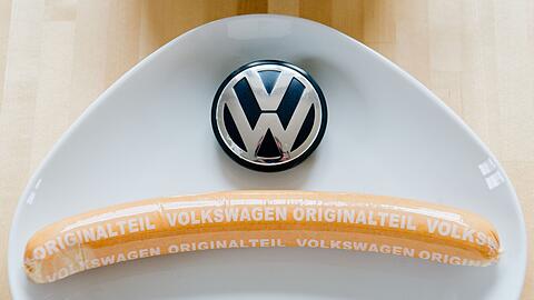 Die VW-Currywurst ist nicht nur in den Werkskantinen erhältlich, sondern auch in vielen Supermärkten. (Archivfoto)