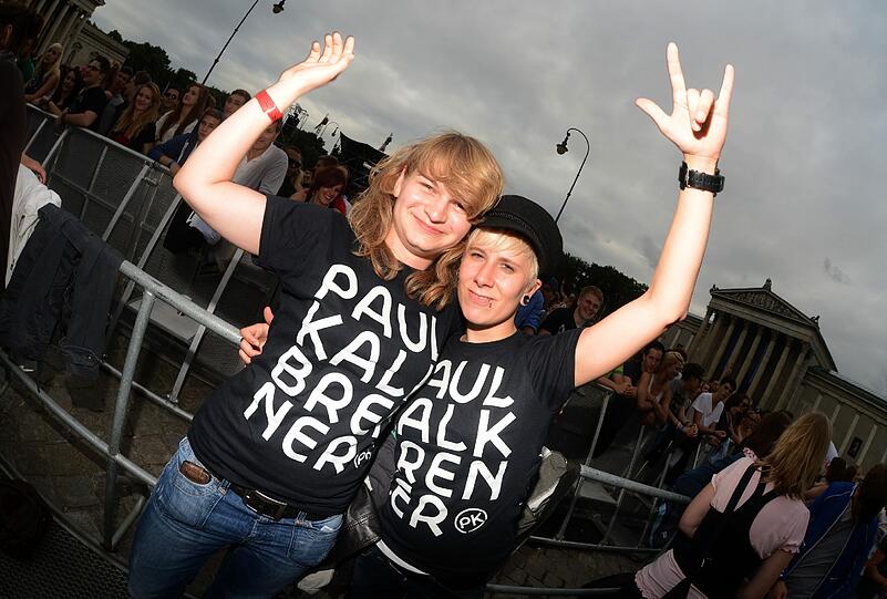 Wolkenbruch und Matsch statt "sky" und "sand" - trotzdem feiern am Sonntag 20.000 Fans den Berliner DJ Paul Kalkbrenner am Königsplatz.