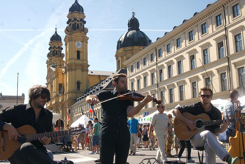 Strahlender Sonnenschein, Spaß für Groß und Klein: Auf dem Streetlife-Festival zwischen Odeonsplatz und Siegestor feiern die Münchner heute entspannt den letzten Ferientag. Die Bilder.
