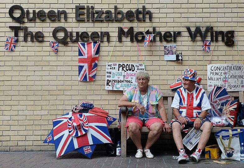Fans des britischen Königshauses haben den Gebäudeteil des Krankenhauses, in dem Kate vermutlich ihr Baby zur Welt bringen wird, mit Fanartikeln dekoriert.