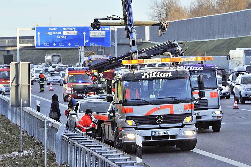 Auf der A9 Richtung München zwischen der Ausfahrt Garching-Nord und -Süd ereignete sich dieser Serienunfall, es gab 10 Verletzte.