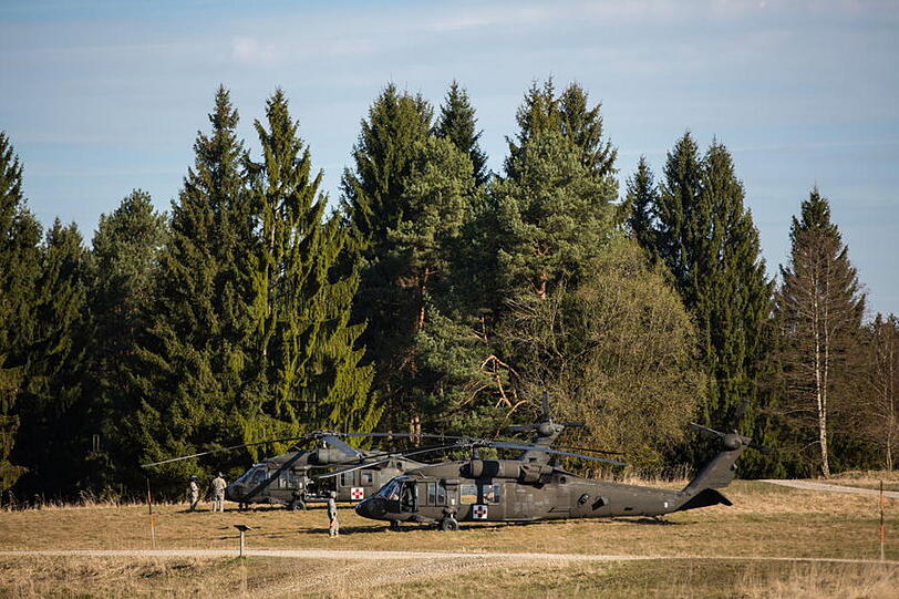 Kennt man normalerweise nur aus Hollywood-Streifen: Schwere Panzerwagen und Black Hawks der US Army. Derzeit üben die Soldaten Evakuierungen im Gebirge bei Traunstein. Hier gibt's die Fotos.