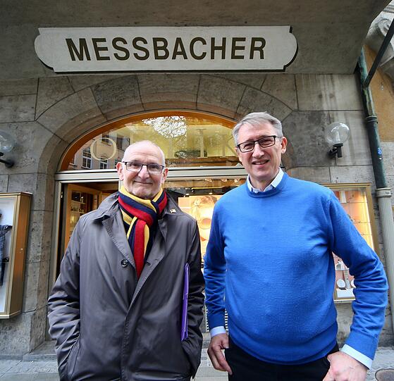 Axel Markwardt (l.) mit Walter Drum vor seinem Laden im Ruffinihaus.