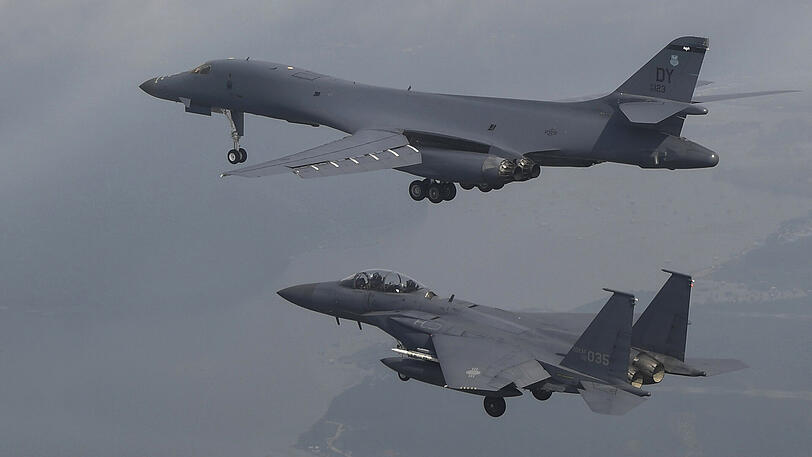 Ein amerikanisches B-1-Kampfflugzeug (oben) und eine südkoreanische F-15K fliegen während eines gemeinsamen Manövers über der Osan Air Base in Pyeongtaek.