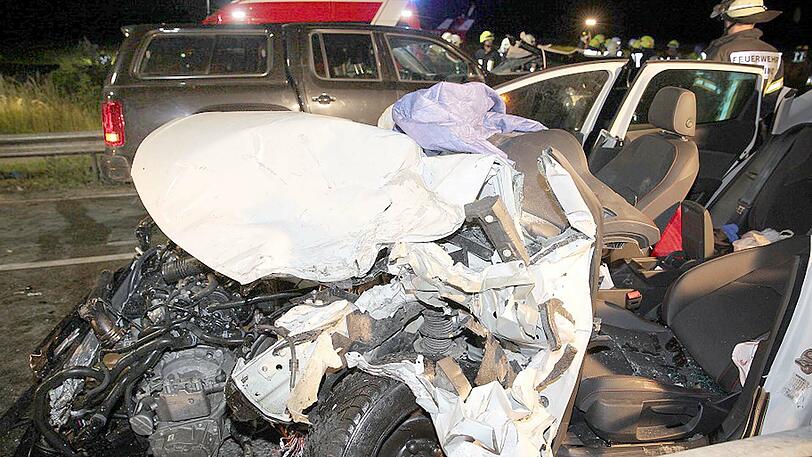 Trümmerfeld auf der Staatsstraße in Grabenstätt: Klicken Sie sich durch die Bilder vom Unfallort.