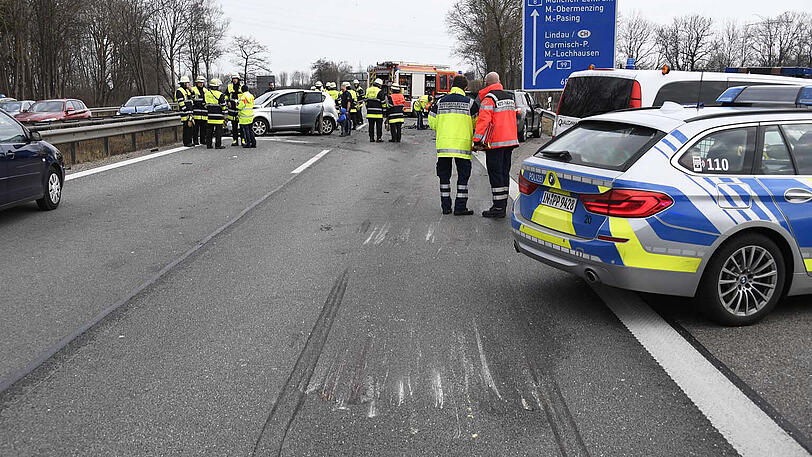 Ein Mensch starb bei dem fatalen Serienunfall auf der A8 am Samstagnachmittag.