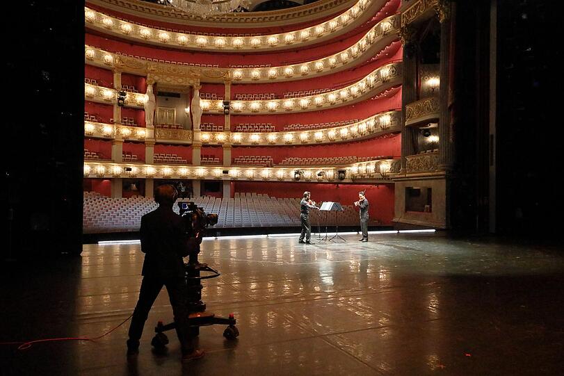 Felix Key Weber und Matjaz Bogataj spielen vor dem leeren Nationaltheater die Sonate für zwei Violinen von Eugene Ysaye.