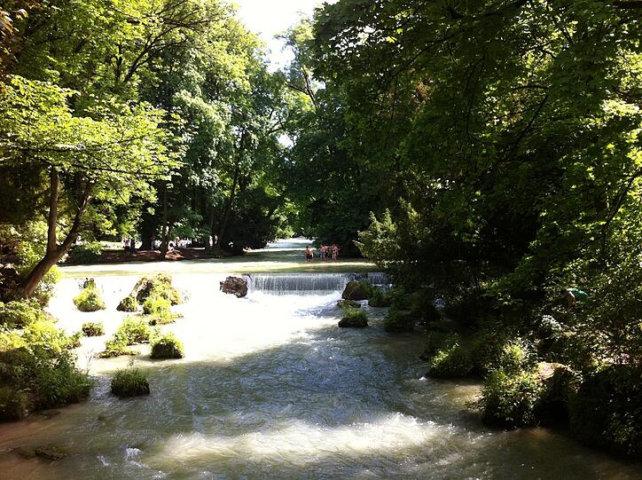 Frostig: ein Bad im Eisbach.