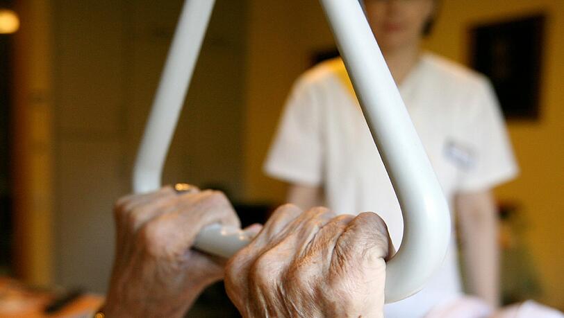 Der Mann ging durch die Patientenzimmer. Der Mann ging durch die Patientenzimmer.
