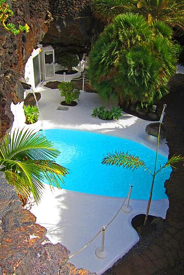 Wohnhaus von Manrique, heute Stiftung. Pool in einer Vulkangrotte