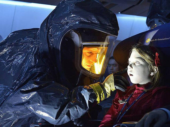 Im Inneren eines sonderbaren Flugzeugs macht Dr. Ephraim Goodweather (Corey Stoll) eine erschreckende Entdeckung