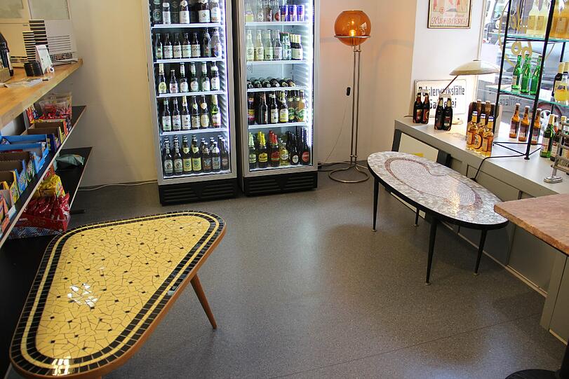 Echte Antiquitäten wie dieser Nierentisch stehen gleich neben Craft-Bier.
