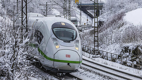 Wegen starken Schneefalls hat die Deutsche  Bahn Strecken in Allgäu und in Oberbayern gesperrt. (Symbolbild)