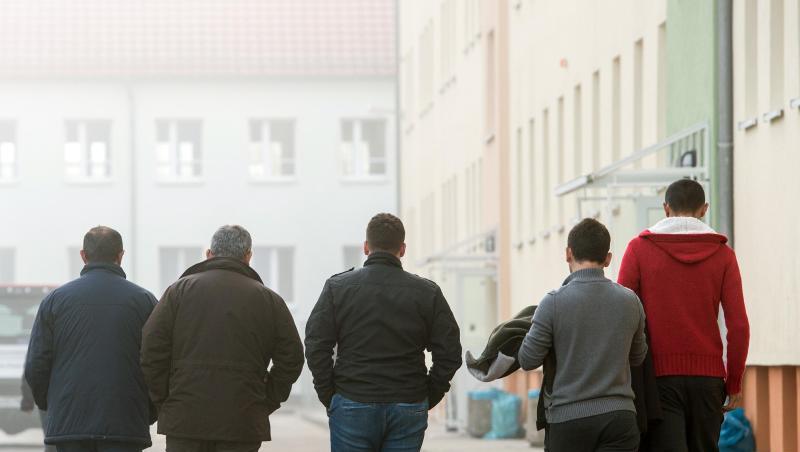 Männliche Asylbewerber gehen über das Gelände der Zentralen Ausländerbehörde (ZABH) in Eisenhüttenstadt.
