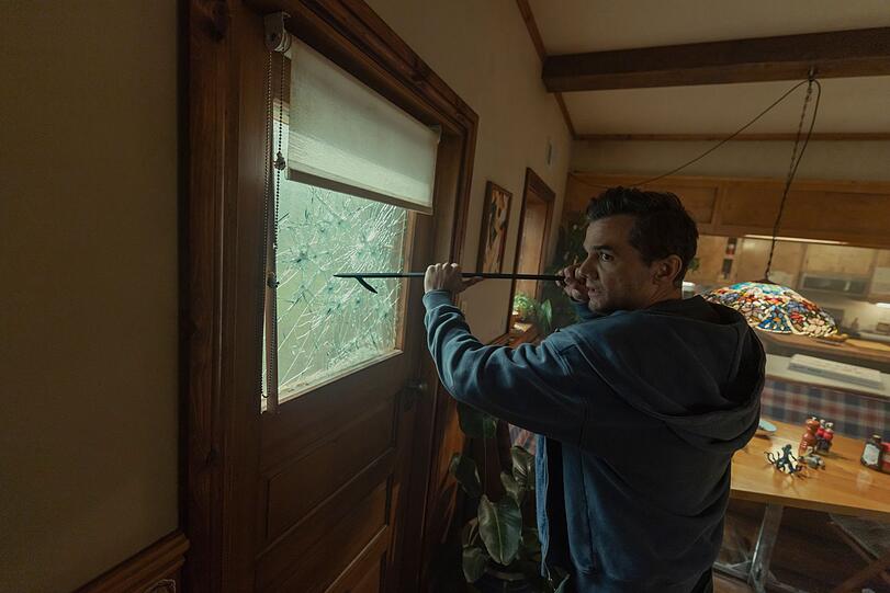 Im Netflix-Film "The Last House" sind Jason (Wagner Moura) und seine Familie plötzlich im eigenen Haus eingeschlossen. Im Netflix-Film "The Last House" sind Jason (Wagner Moura) und seine Familie plötzlich im eigenen Haus eingeschlossen.