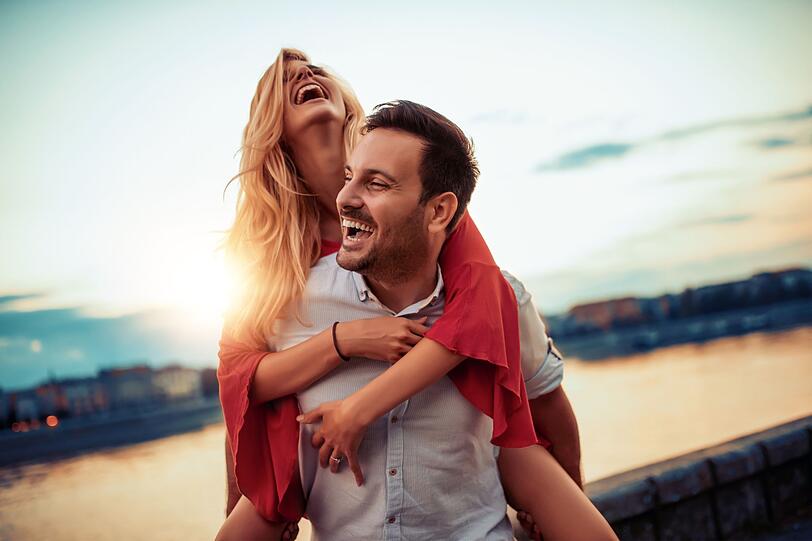 Lieben Sie bedingungslos! Angefangen bei Ihnen selbst. Nein, das ist nicht egoistisch, sondern gesund und notwendig für ein glückliches Leben. Tipp: Warten Sie nicht passiv darauf, dass jemand Ihr Dasein mit Liebe füllt. Geben Sie aktiv genau die Liebe, die Sie sich ersehnen - ohne Erwartungen, ohne Angst. Lieben Sie bedingungslos! Angefangen bei Ihnen selbst. Nein, das ist nicht egoistisch, sondern gesund und notwendig für ein glückliches Leben. Tipp: Warten Sie nicht passiv darauf, dass jemand Ihr Dasein mit Liebe füllt. Geben Sie aktiv genau die Liebe, die Sie sich ersehnen - ohne Erwartungen, ohne Angst.