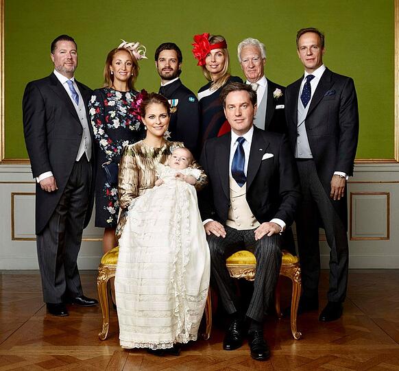 Auf ihrer Facebook-Seite hat Prinzessin Madeleine von Schweden die offiziellen Tauf-Bilder ihres kleinen Sohnes Nicolas veröffentlicht.
