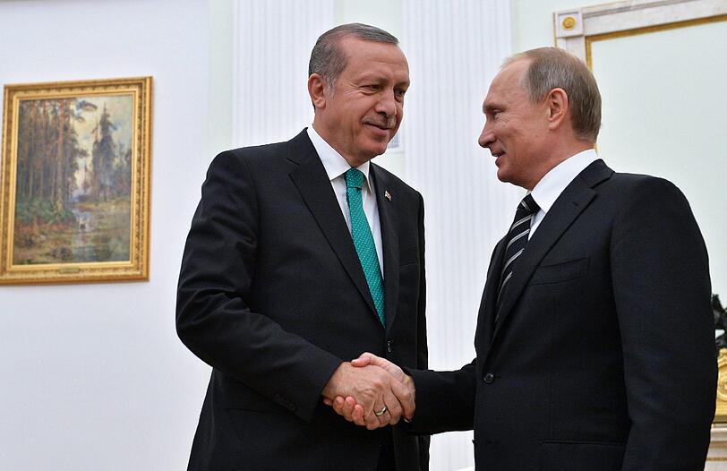 Von einem Handshake sind Wladimir Putin und Recep Erdogan (l.) derzeit weit entfernt. (Archivbild)