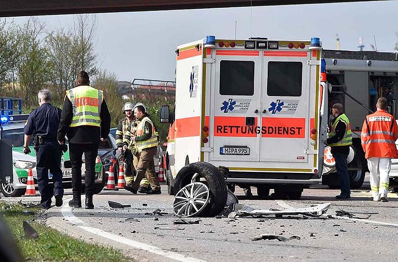 Bilder vom schweren Verkehrsunfall in Aschheim. Die Feuerwehr musste das Dach eines Autos entfernen, um den Fahrer zu befreien. Der andere Wagen hat durch die Wucht der Kollision ein Vorderrad verloren.