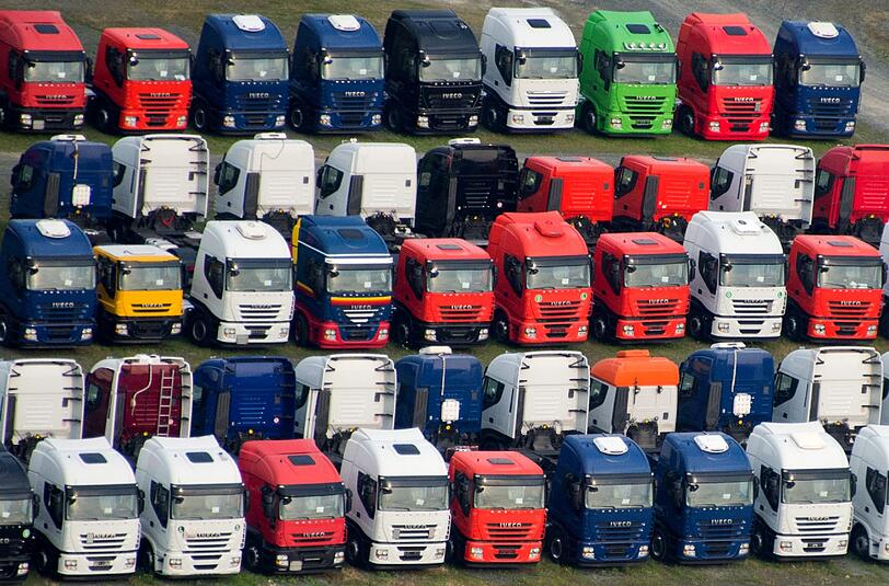 Die genannten Lkw-Hersteller - unter anderem Iveco - werden wegen unerlaubter Preisabsprachen für Nutzfahrzeuge bestraft. Foto: Julian Stratenschulte