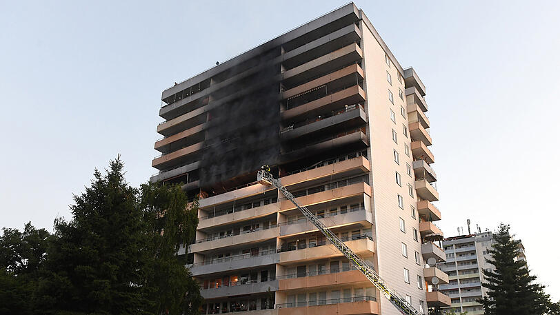 Feuerwehrleute löschen den Brand in einem Hochhaus in Stutensee.