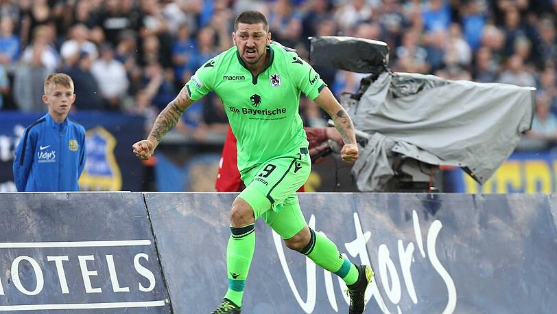 Traf schon in der ersten Minute des Hinspiels beim 1. FC Saarbrücken zum 1:0 und schoss die Löwen durch seinen 3:2-Siegtreffer und einen verwandelten Elfmeter im Rückspiel in die Dritte Liga: Sascha Mölders.