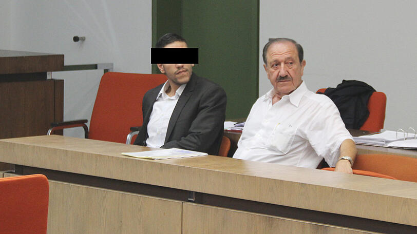 Der Angeklagte (24) beim Prozessauftakt mit seinem Dolmetscher.