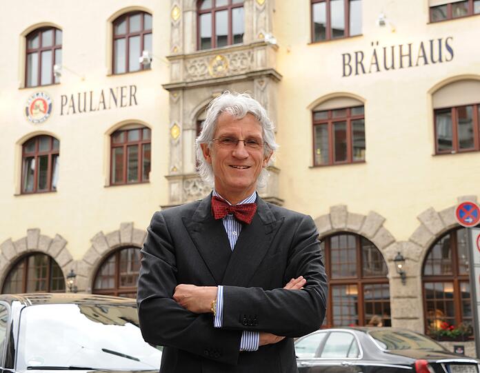 Dr. Klaus Naeve von der Schörghuber Unternehmensgruppe präsentiert die neuen Räume des Paulaner Bräuhauses.