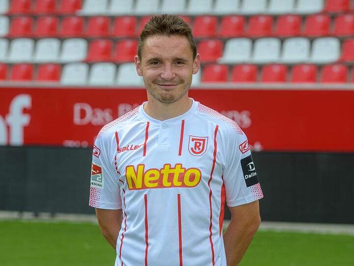 Andreas Geipl vom SSV Jahn Regensburg steht am Spielfeldrand. Foto: Armin Weigel/dpa/Archivbild