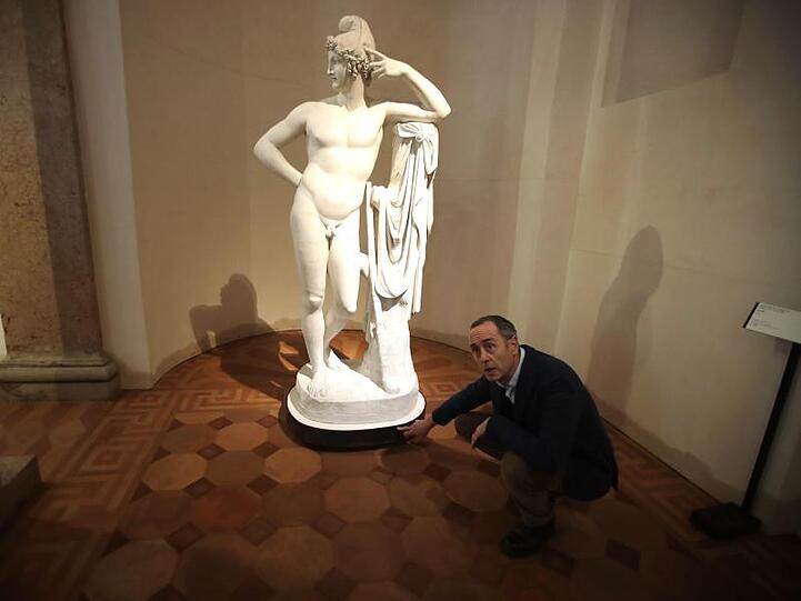 Giulio Manieri Elia, Direktor der Accademia Gallery, weist auf das Niveau hin, das das Wasser an der Basis der Gipsskulptur "Paride" von Antonio Canova in der Accademia Gallery erreicht hat.