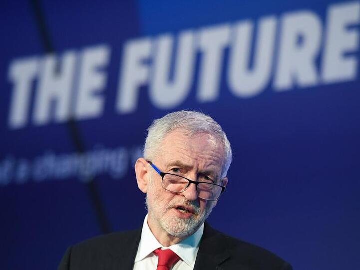 Jeremy Corbyn verlangt, dass Premierministerin Theresa May ihre roten Linien aufgibt.